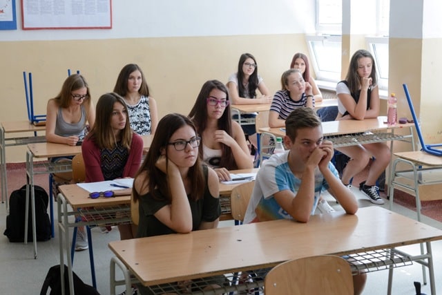 Čo sa to s tým naším školstvom deje? Niekde prednášatelia s kuklami na hlavách, inde sexualizujú deti gender dňami. Na ZŠ v Spišskej Novej Vsi zas predviedli scénku o Hlavných správach, že aj za komunistov by si to bolo ťažko predstaviť. 1