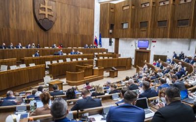 Očkovacia lotéria aj sprostredkovateľský bonus prešli parlamentom.
