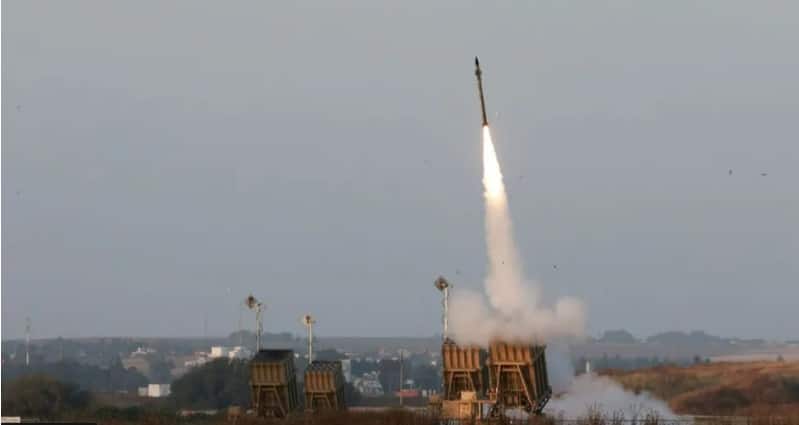 Izraelská armáda hlási zničenie 99 percent dronov a rakiet vypálených Iránom. 9